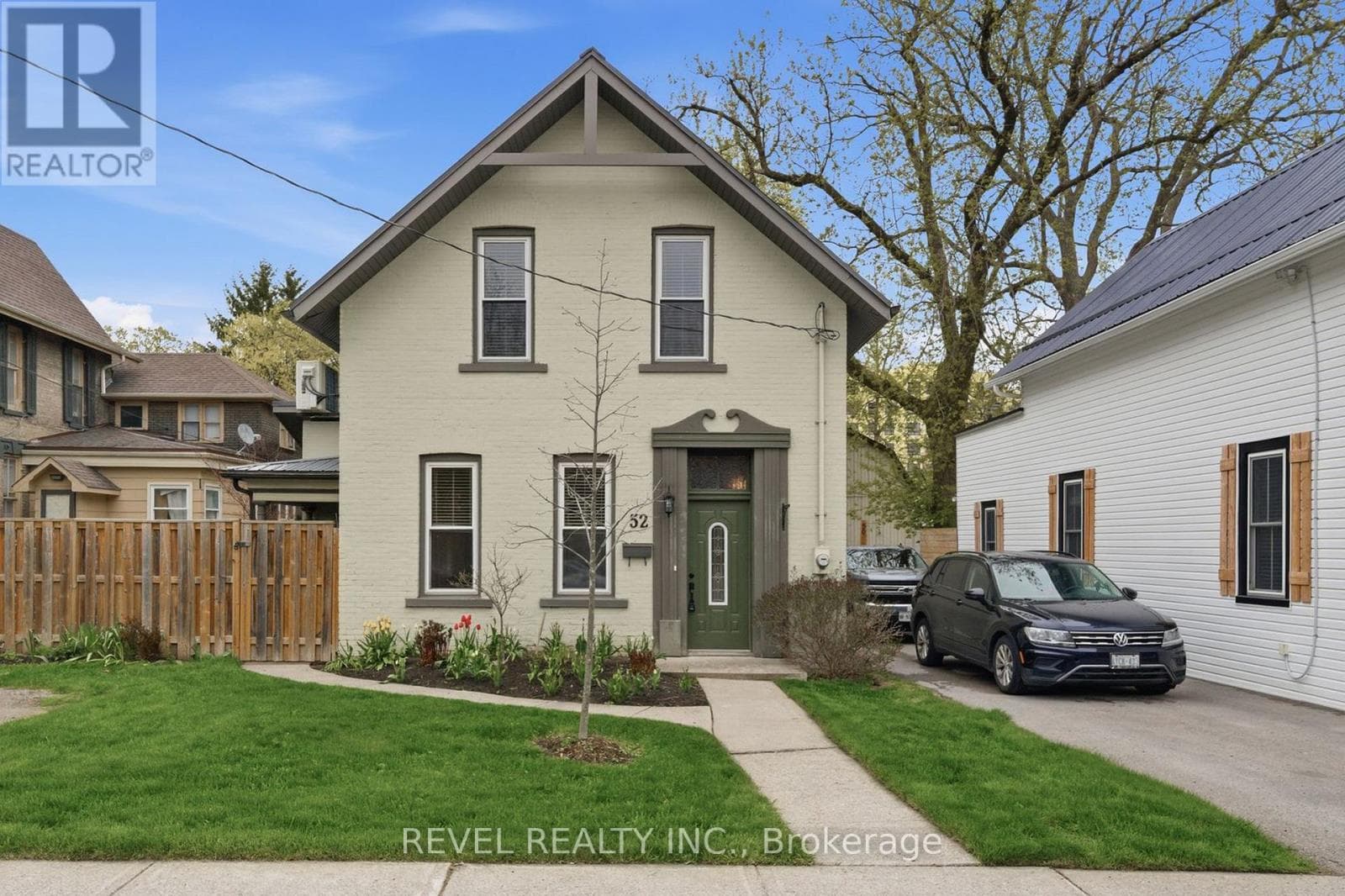 52 CAMBRIDGE STREET N in Lindsay