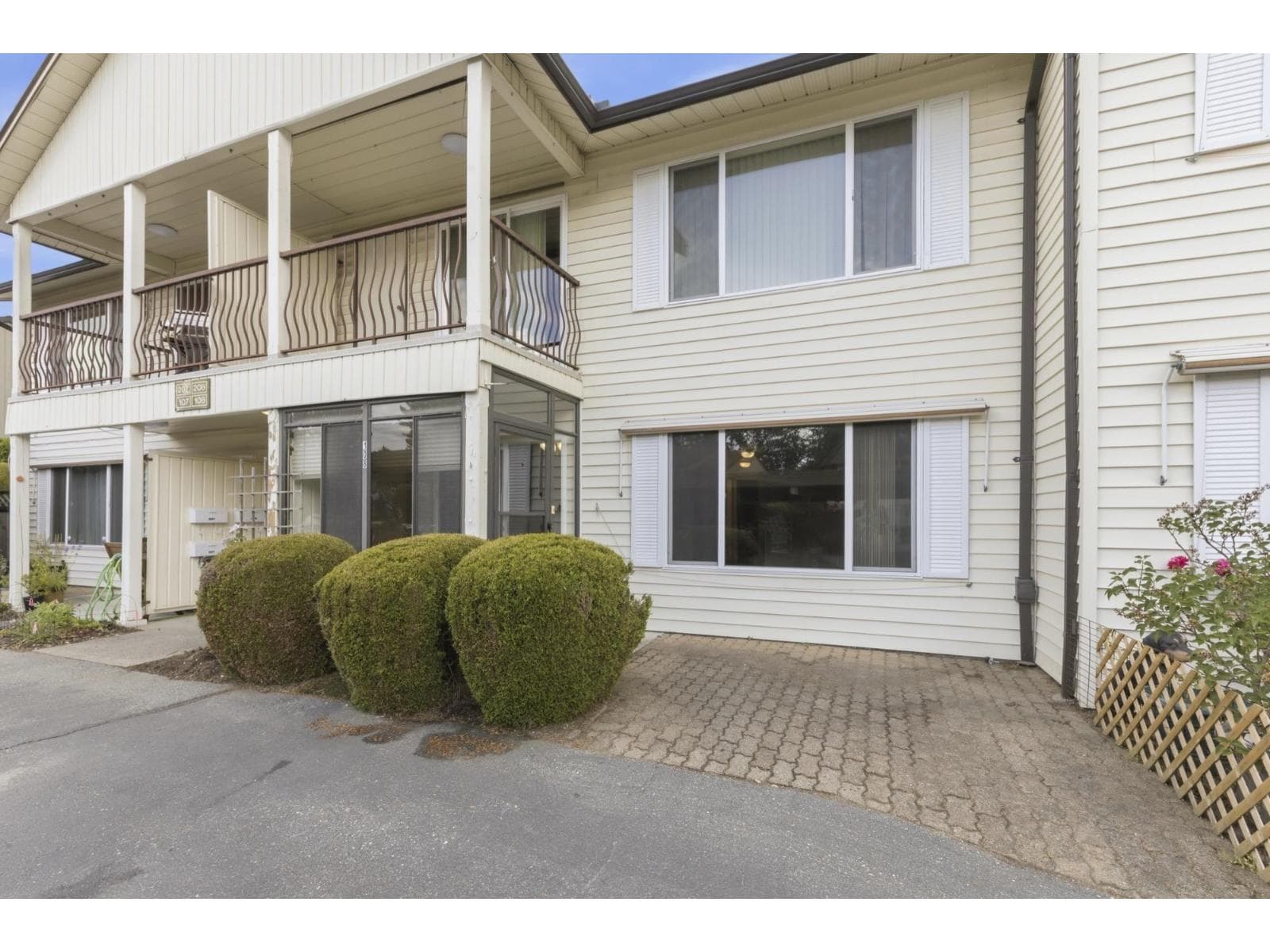 108 2853 W BOURQUIN CRESCENT in City Centre