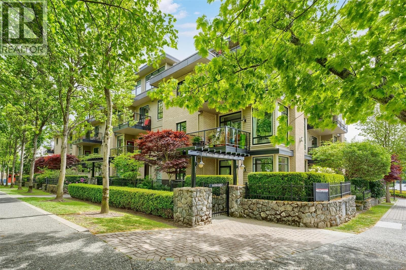 207 330 Waterfront Cres in Burnside