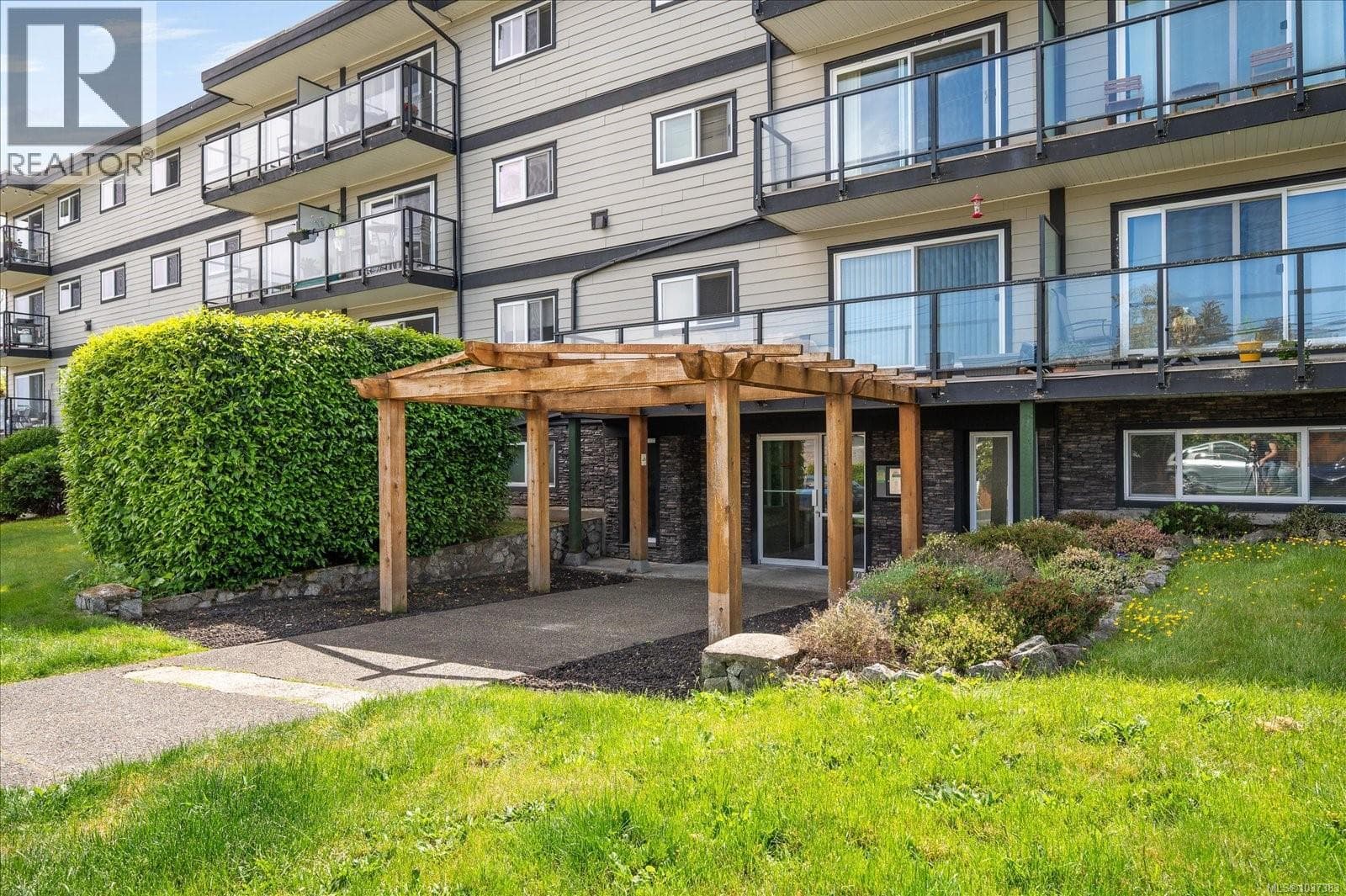 112 218 Bayview Ave in