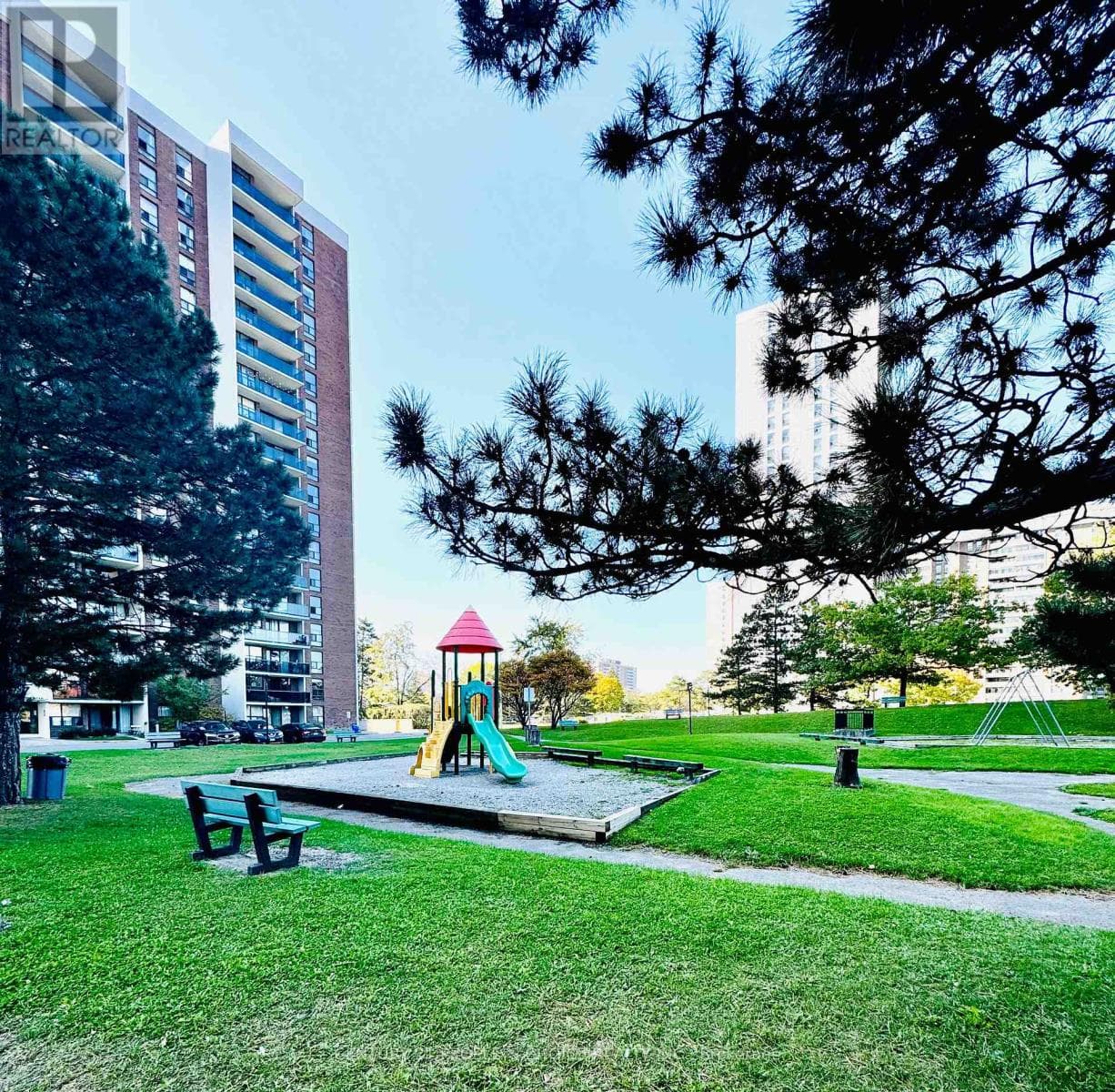 1205 - 21 KNIGHTSBRIDGE ROAD in E-F-K-SECTION (BRAMALEA)