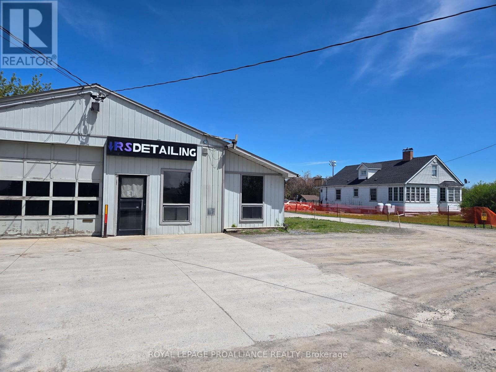 323 DUNDAS STREET E in