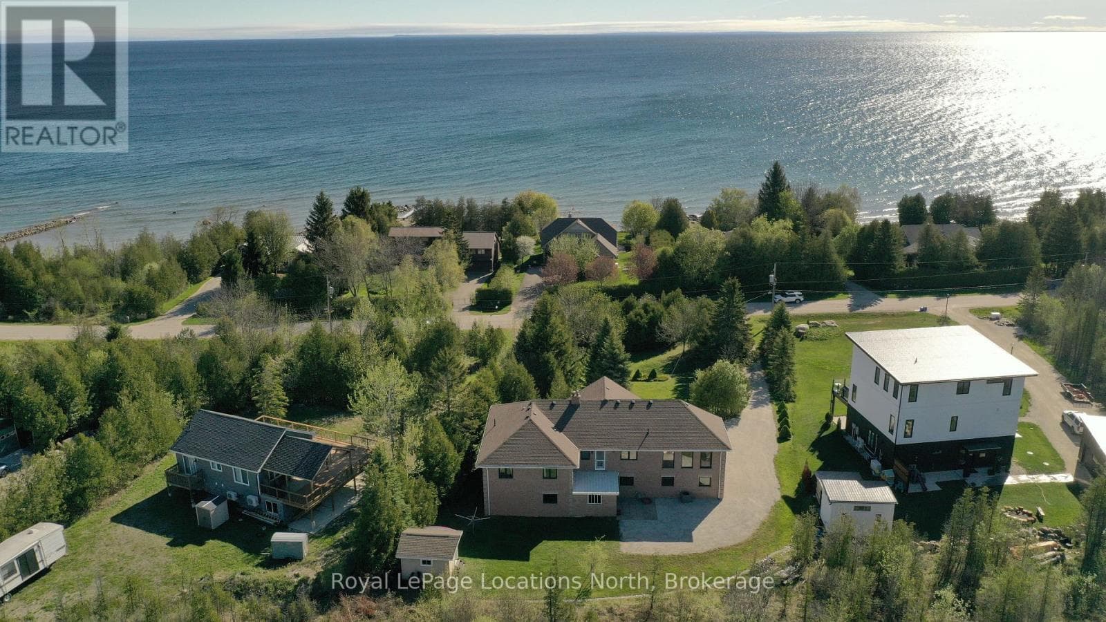 252 LAKESHORE ROAD N in