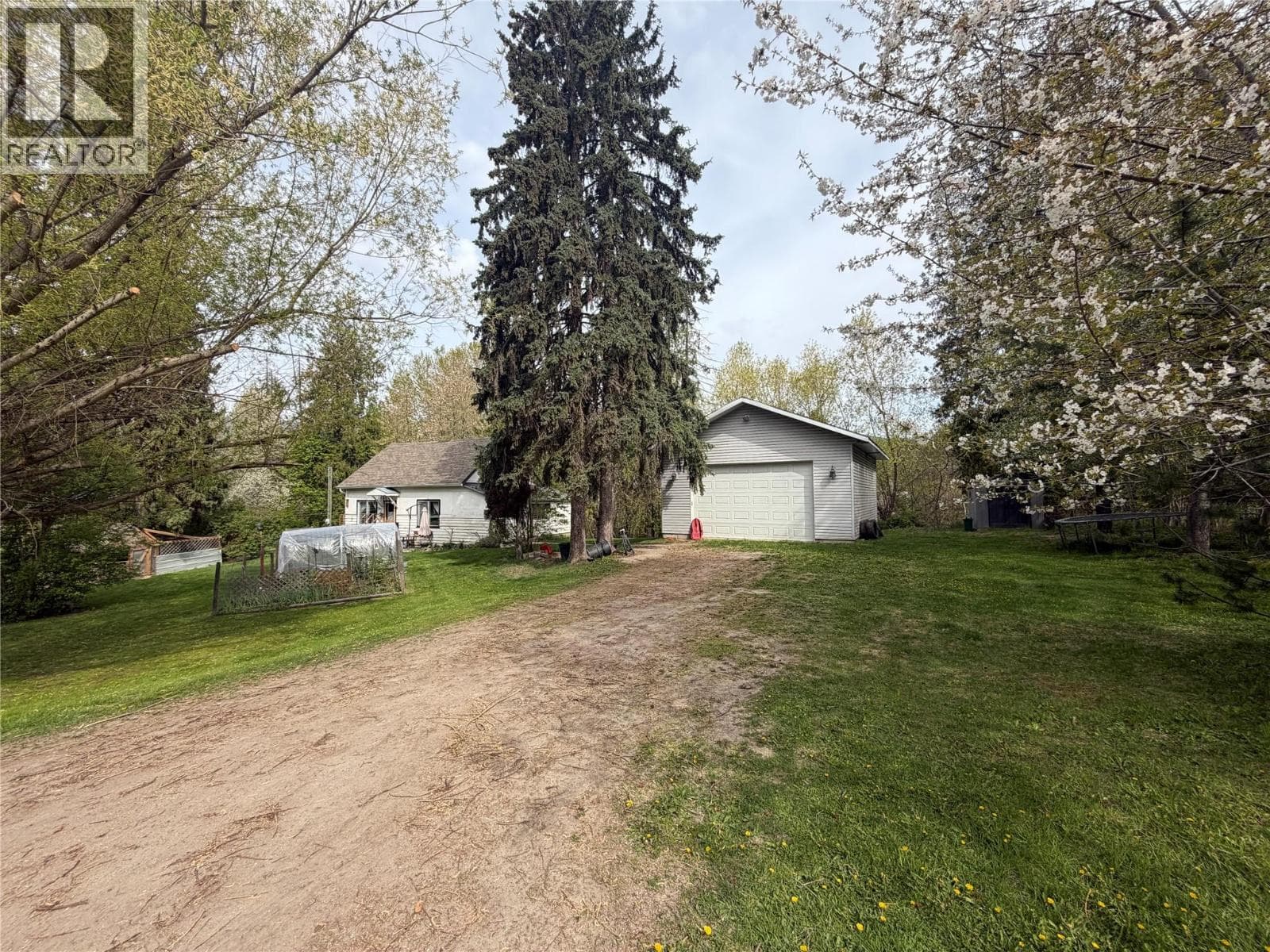2370 Lakeshore Road NE in