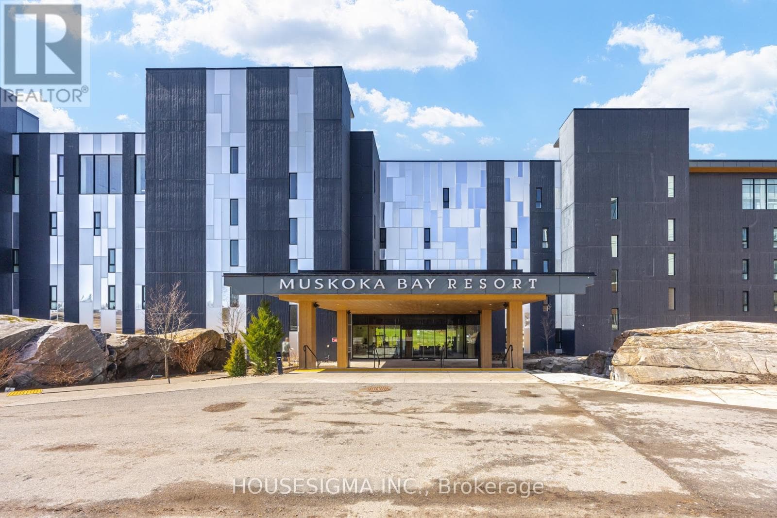 313 - 120 CARRICK TRAIL in