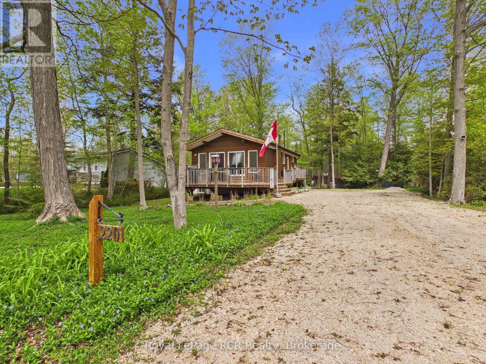 220 SHADYWOOD CRESCENT in