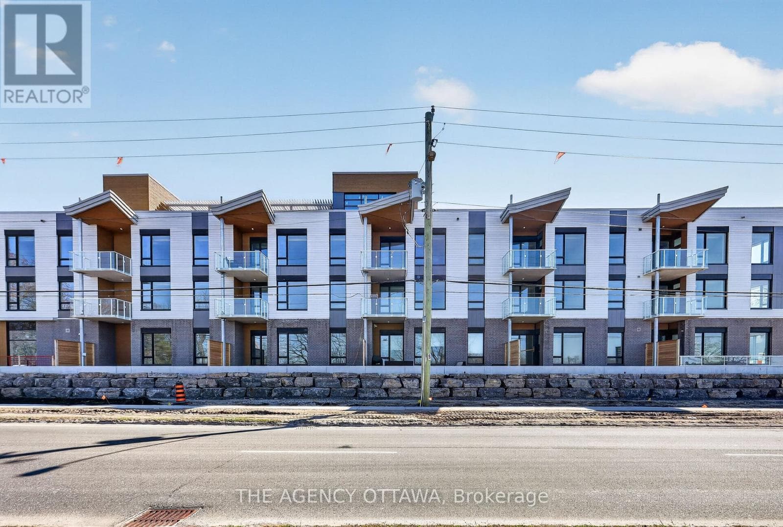 209 - 3071 RIVERSIDE DRIVE in RIVERSIDE PARK - MOONEYS BAY