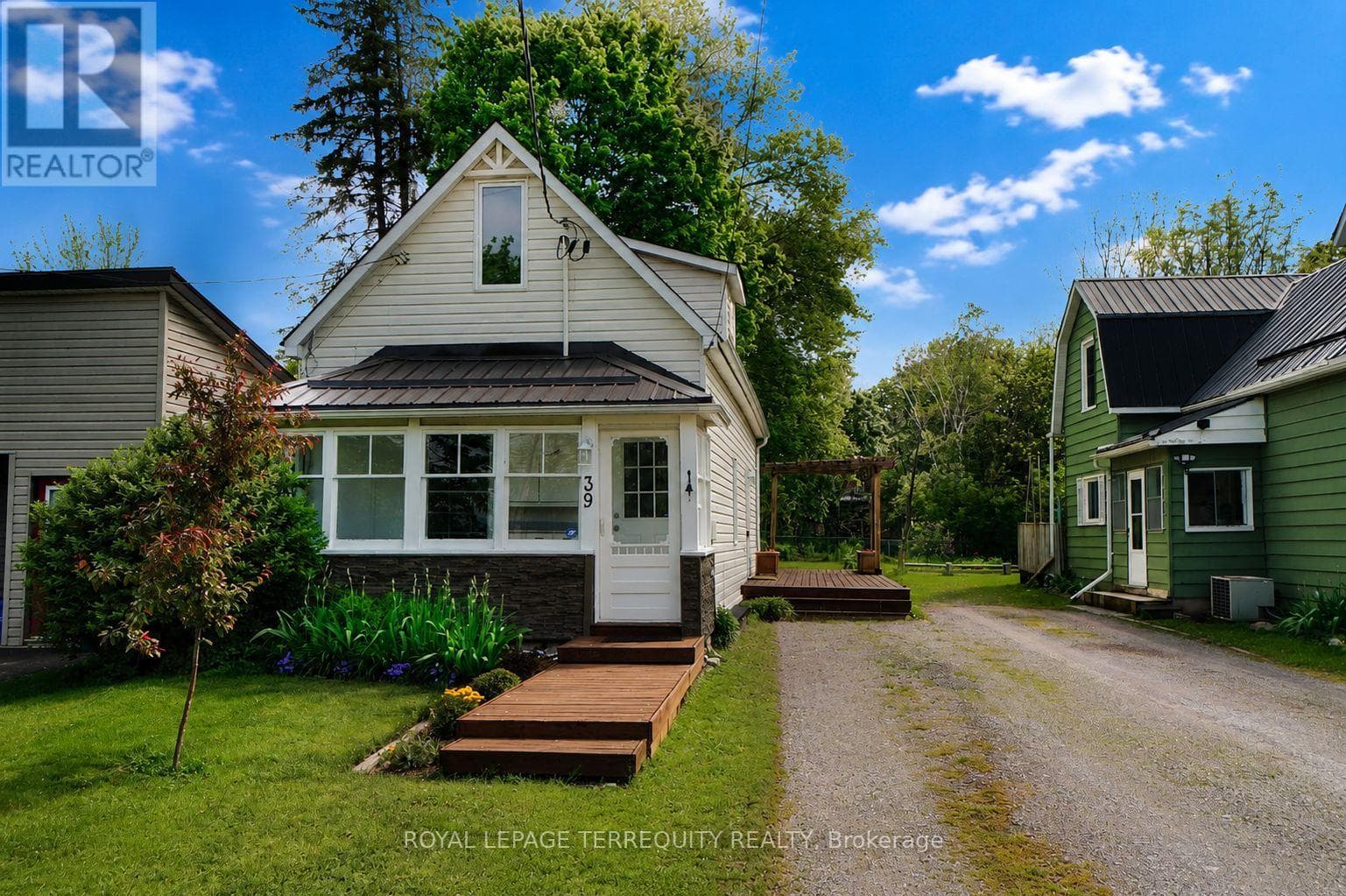 39 RAGLAN STREET S in