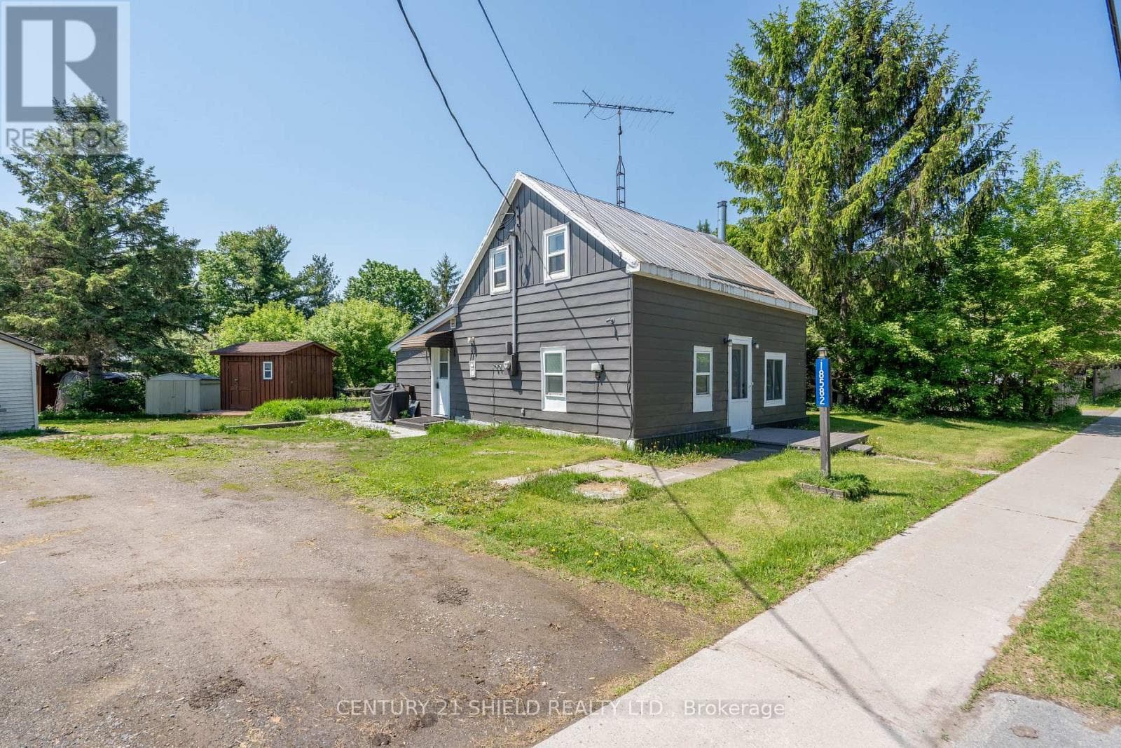 18582 DUNDAS STREET S in