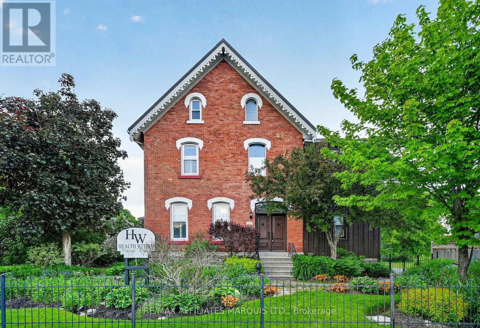 105 5TH STREET E in