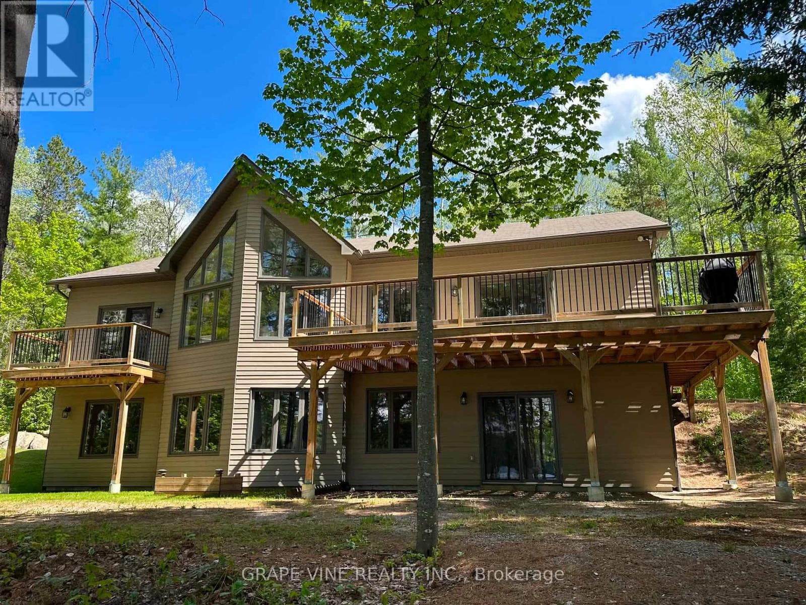 424 LAKEWOODS DRIVE in