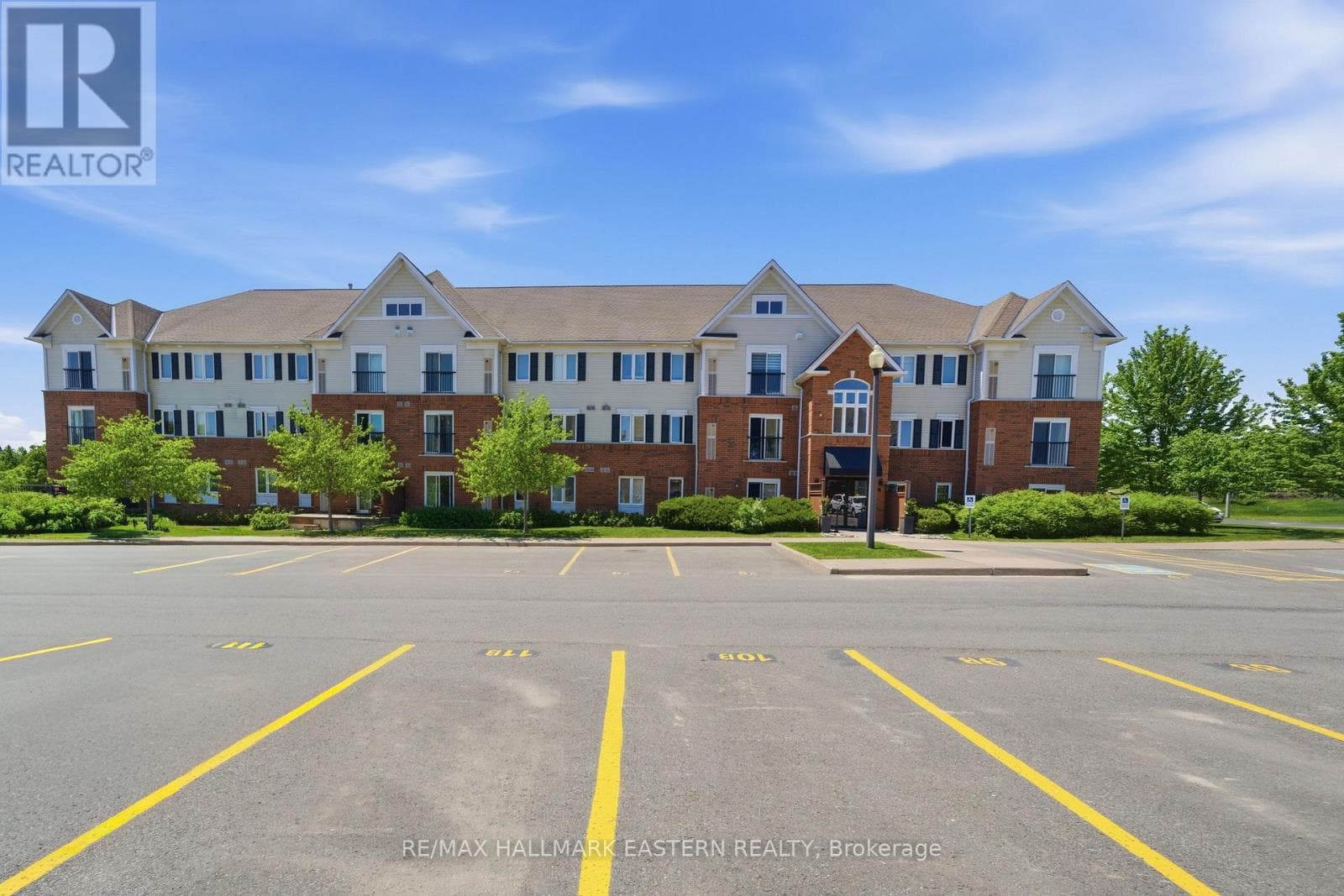 101 - 300 SPILLSBURY DRIVE in South West