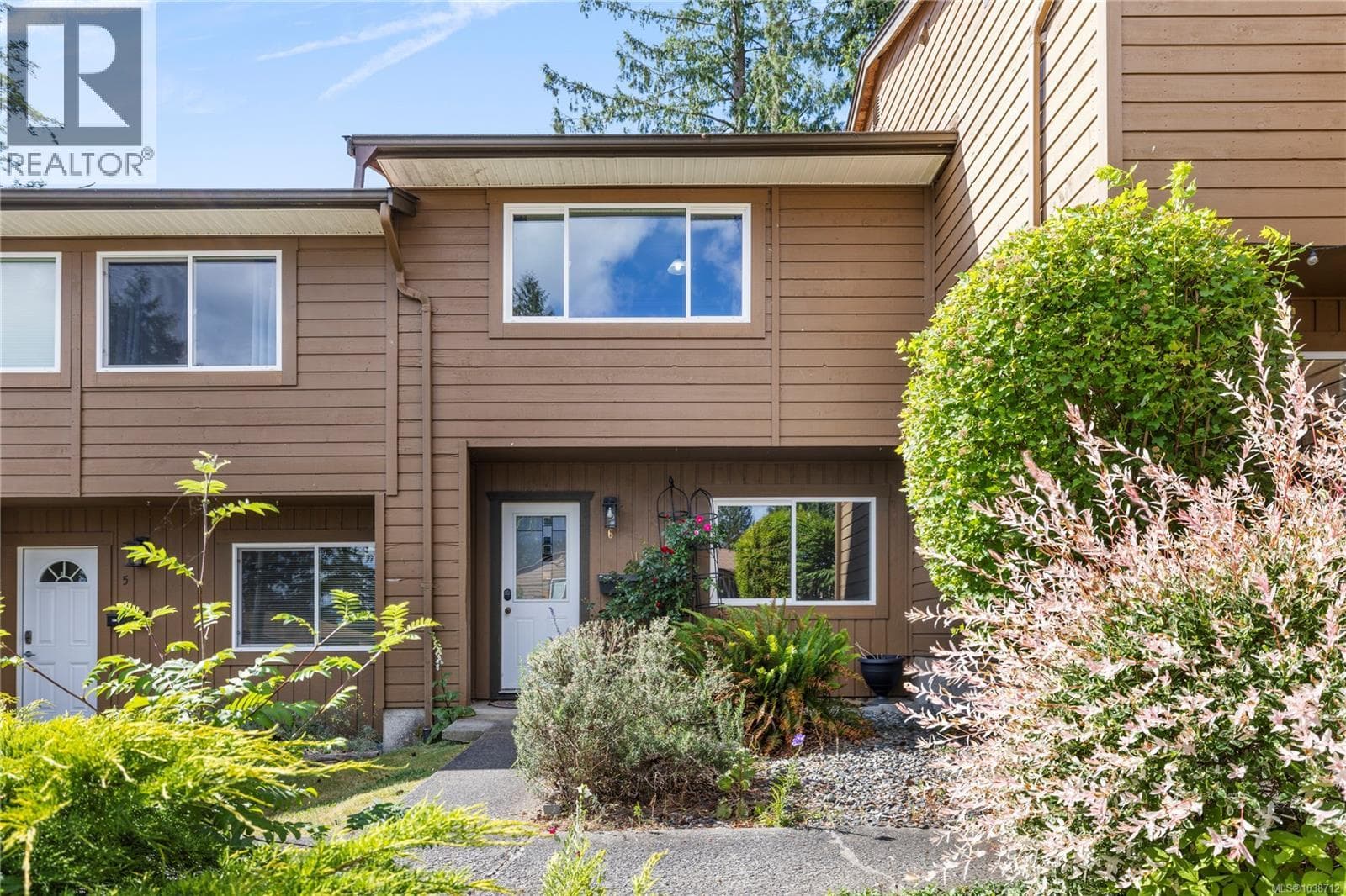 6 855 Howard Ave in Five Acres